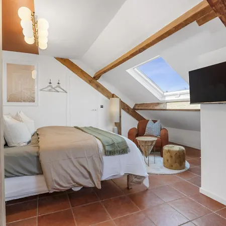 Sous Les Toits, Centre Apartment *