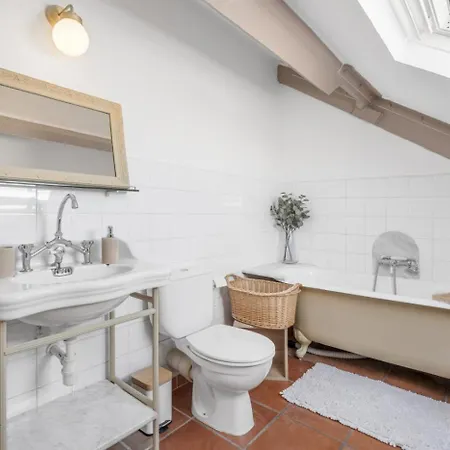 Sous Les Toits, Centre Apartment *