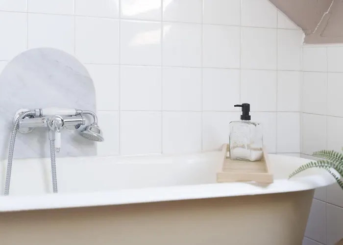 Sous Les Toits, Centre *