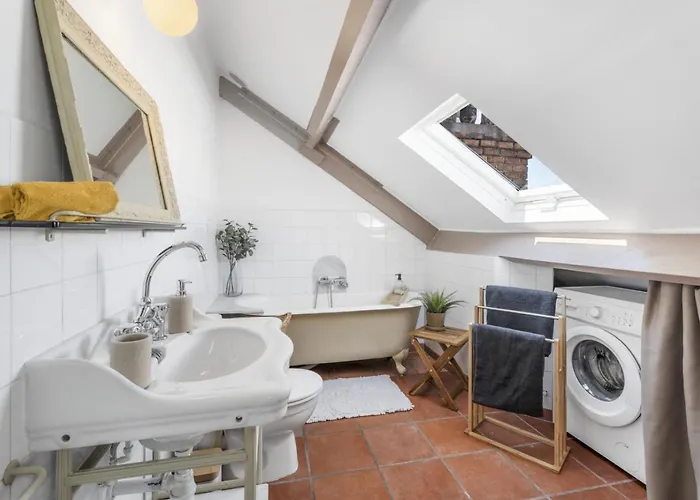 Sous Les Toits, Centre