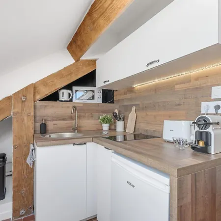 Sous Les Toits, Centre *