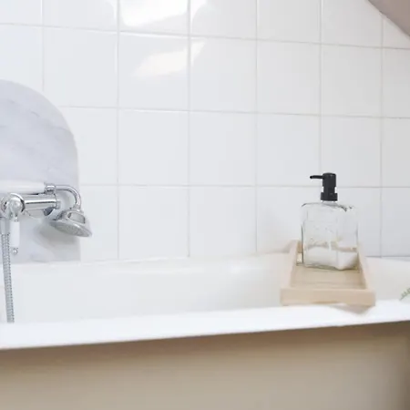 Sous Les Toits, Centre *