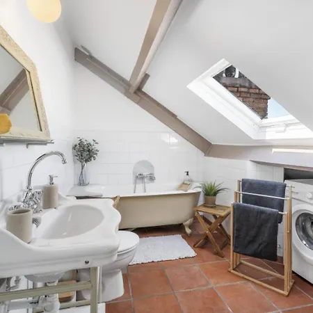 Sous Les Toits, Centre