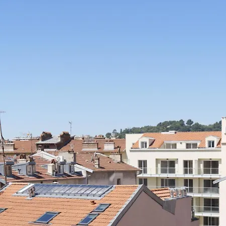 Sous Les Toits, Centre *